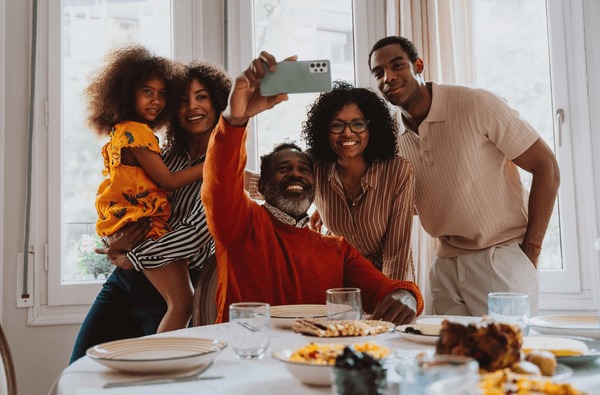 Família feliz reunida